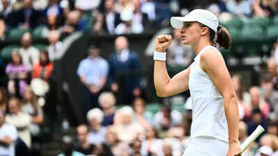 Iga Swiatek breezes into Wimbledon third round