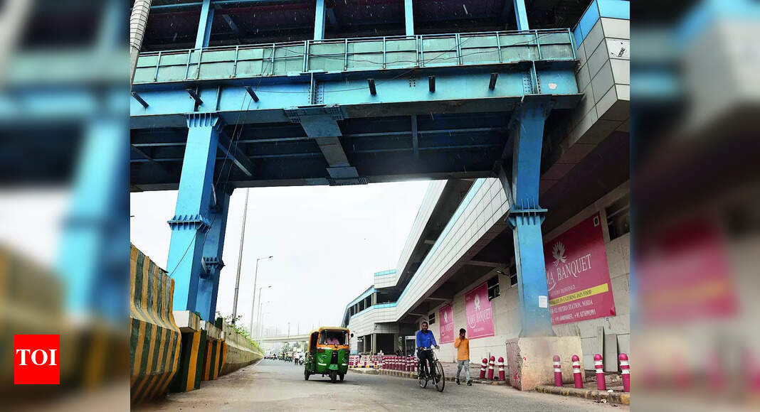 Traffic Flow Back To Normal After Dmrc Removes Pillar | Noida News ...