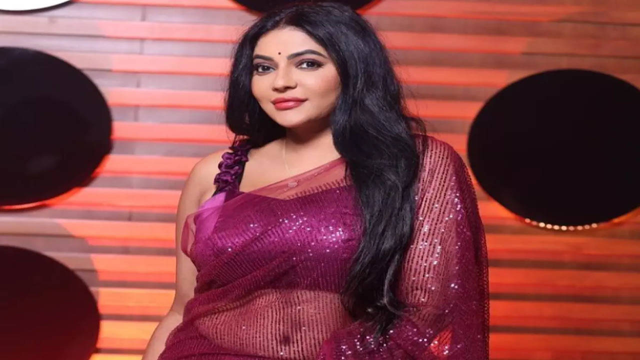 TV actress Reshma Pasupuleti amps up the glam quotient in a velvet trendy  saree; see pics - Times of India