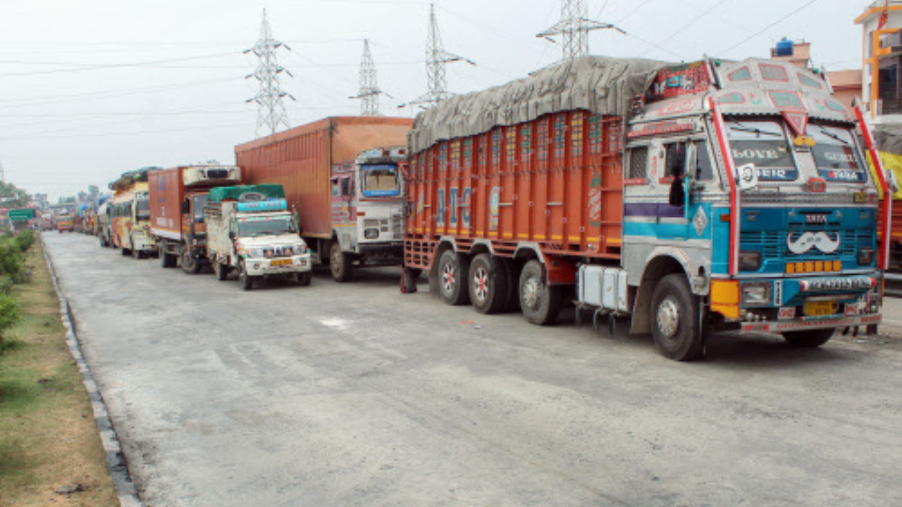 Govt proposes mandatory AC cabin in trucks from January 2025 | India News -  Times of India