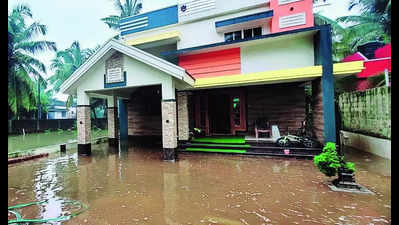 Red alert continues, sporadic and intense rain affects normal life