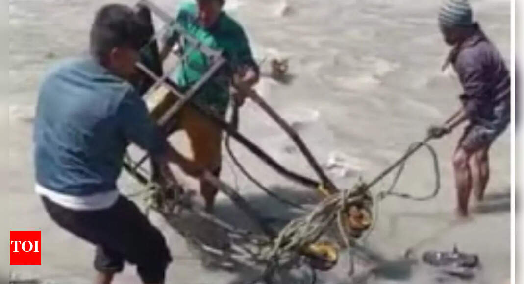 More than 70 stranded after swollen Dhauli river washes away trolley in village in Uttarakhand's Pithoragarh | Dehradun News - Vimarsana News