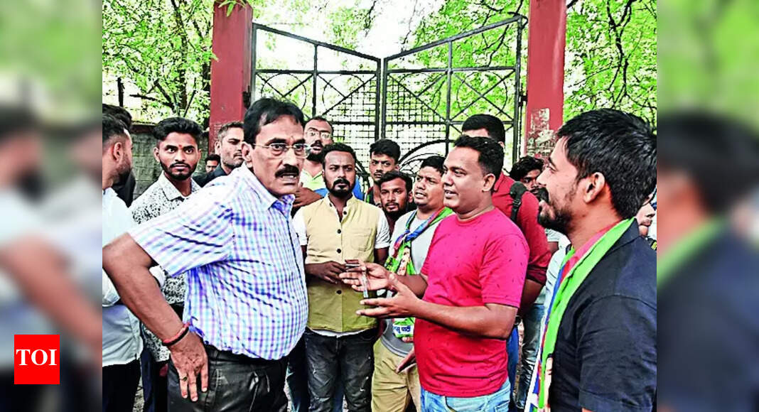 Non-teaching Employees Of Ranchi Varsity Seek Wage Hike, Begin Protest | Ranchi News - Vimarsana News
