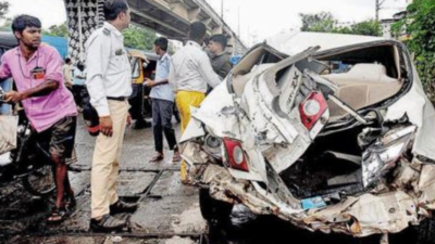 Truck causes seven-vehicle pile-up at Airoli, woman in autorickshaw hurt