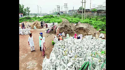 Water recedes in Buddha Nullah, slum dwellers return to shanties