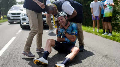 British star cyclist Mark Cavendish crashes out of Tour de France