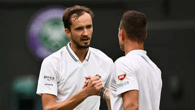 Daniil Medvedev downs Marton Fucsovics to reach Wimbledon last 16
