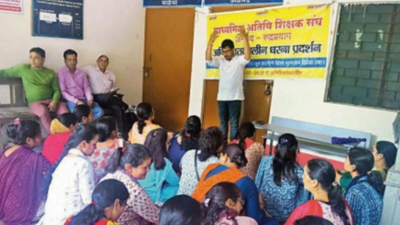300 guest teachers on indefinite strike over permanent posts, pay