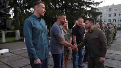 Zelenskyy: Ukraine's Zelenskyy Brings Home Azovstal Commanders From ...