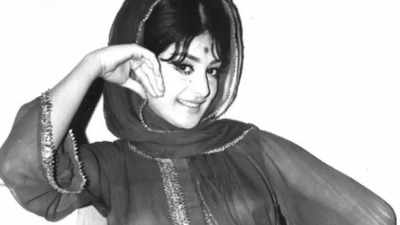 Saira Banu flaunts her "22 inch waistline" in throwback picture, says "Only if time could be stopped"
