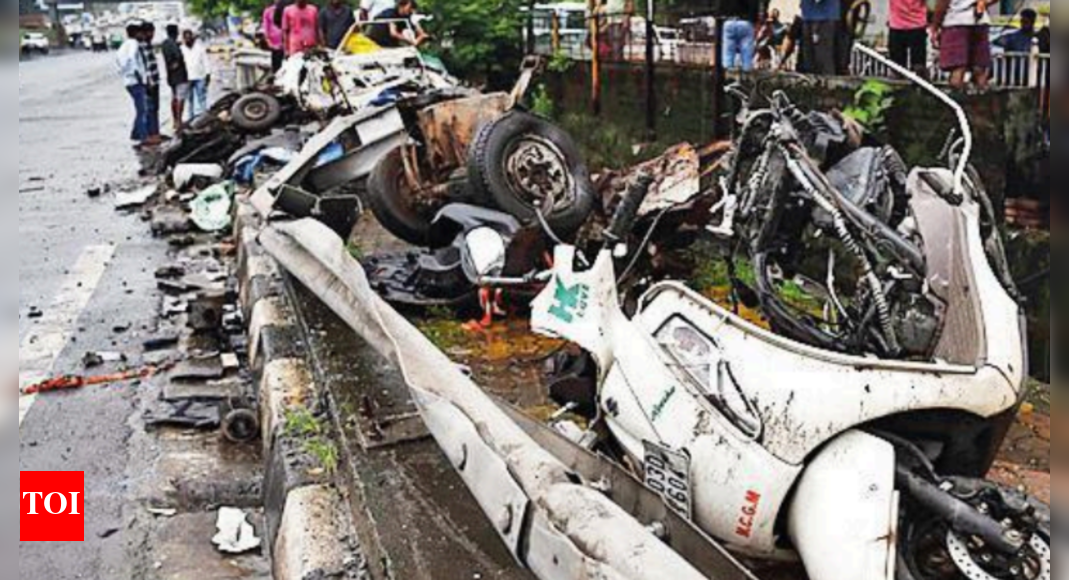 Cement mixer truck crashes into car, topples over; 1 killed | Mumbai ...