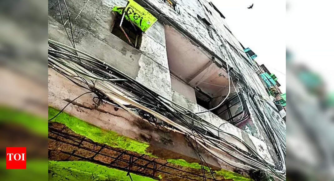 200 Trapped Residents Rescued After Staircase Collapses In Beniapukur ...