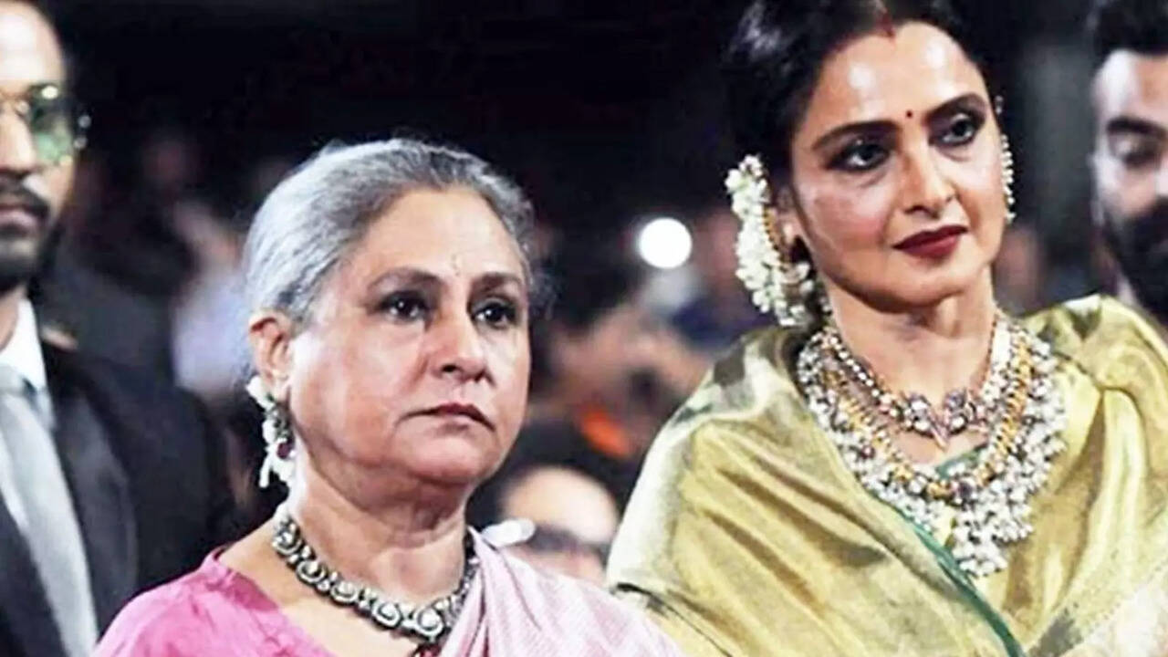 Viral video! When Rekha and Jaya Bachchan came face to face at an award  show; here's how the two actresses reacted | Etimes - Times of India Videos