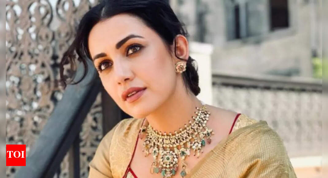 Esha Kansara takes fans on a throwback journey with stunning saree