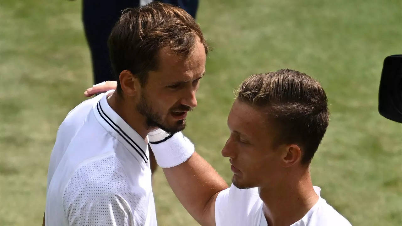 Daniil Medvedev into first Wimbledon quarter-final after Jiri Lehecka quits Tennis News