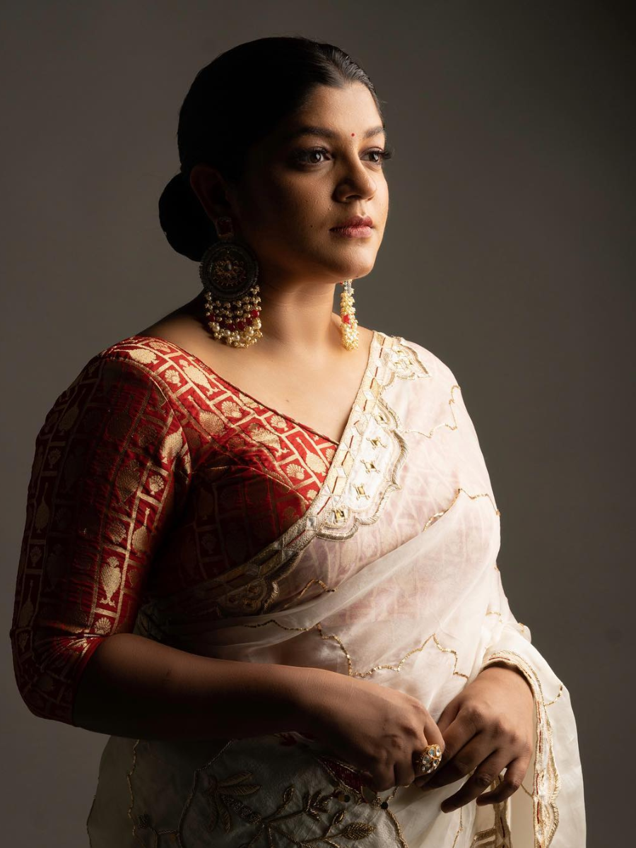 Aparna Balamuralis Amazing Saree Pictures Times Of India