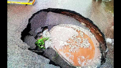 MC says sewer lines damaged at 6 points; many roads cave-in