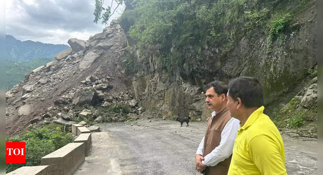 Mandi-Manali NH blocked, rescue operation under way to evacuate 300 people stranded in Chandratal | Shimla News - Vimarsana News