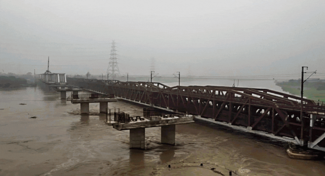 Thousands moved to safer places in Delhi as Yamuna water level rises