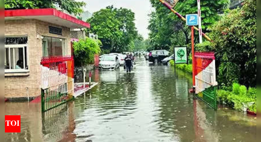 Rain Takes A Break, But Roads Still Under Water | Noida News - Vimarsana News