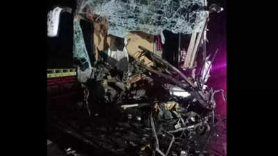18 injured as luxury bus collides with truck on Samruddhi Expressway near Chhatrapati Sambhajinagar