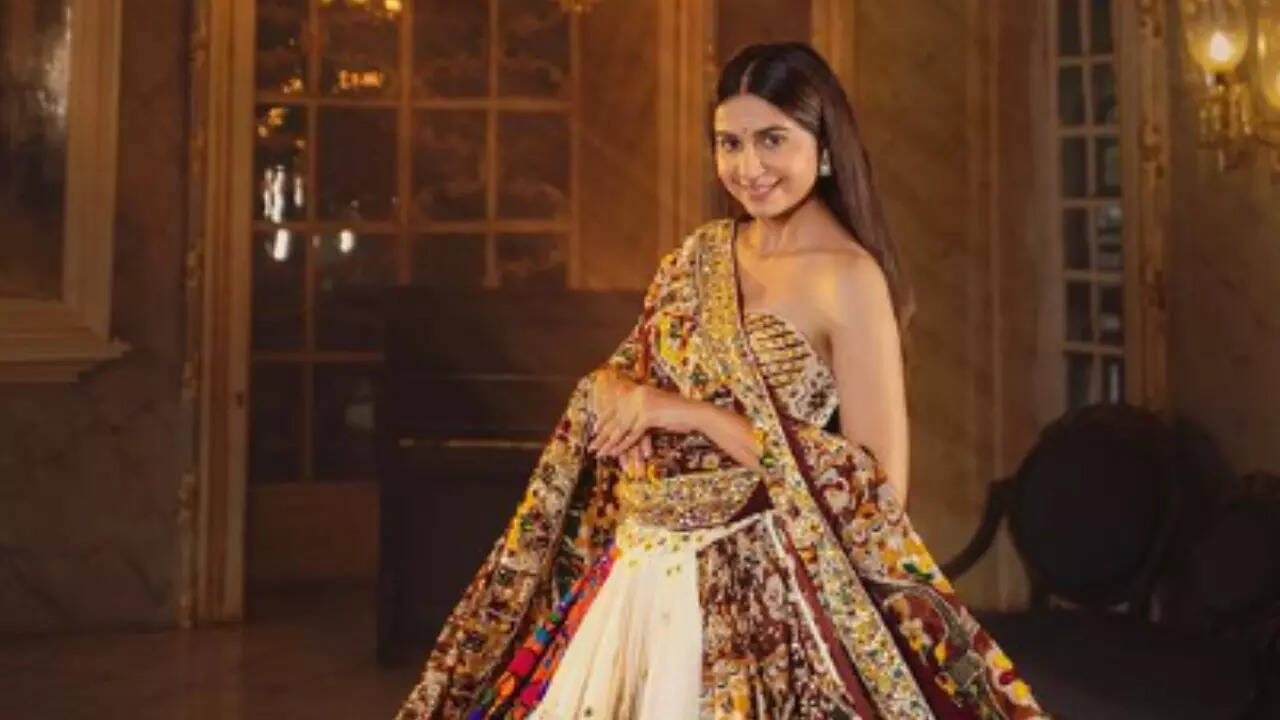 Kinjal Dave shines in desi attire; watch the video | Gujarati Movie News -  Times of India