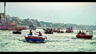 Boatmen end strike against water taxis