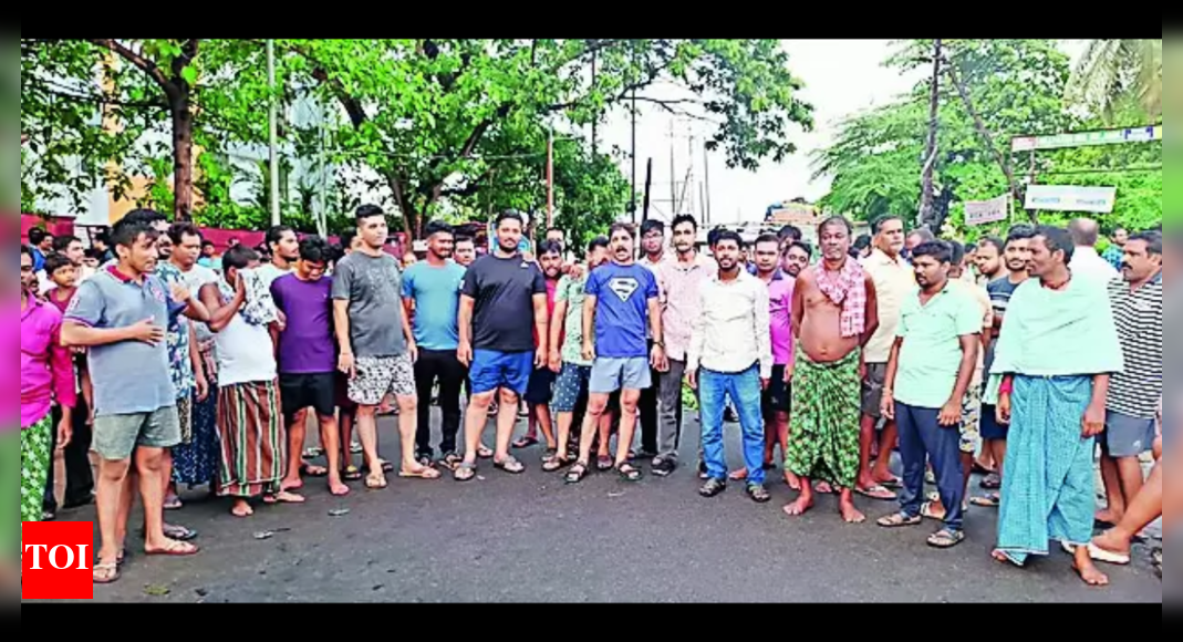 Residents Oppose Power Cuts, Detain Discom Officials | Bhubaneswar News - Vimarsana News