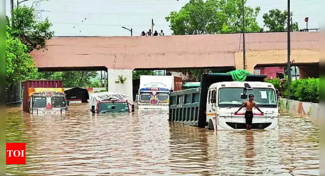 Yamuna Floods Yamuna River Rages National Capital Delhi Drowns In