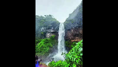 Youth tries to swim in Shimbola waterfalls in Khanapur taluk, drowns