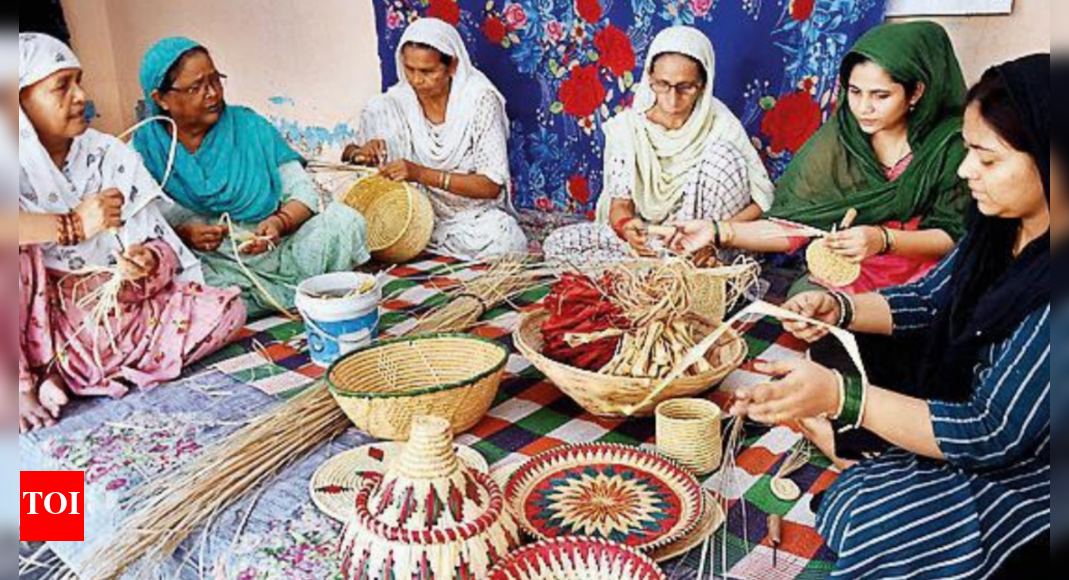 Moonj baskets, slippers made by SHGs in high demand in Prayagraj ...