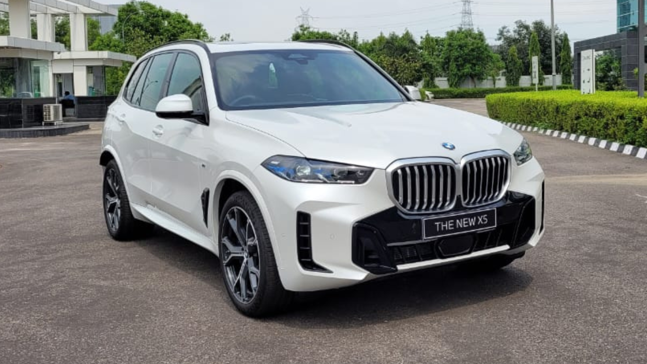 Bmw X5 Facelift: 2023 BMW X5 facelift launched in India at Rs 93.9 lakh:  Gets two engine options, 0-100 kph in 5.4 seconds! - Times of India