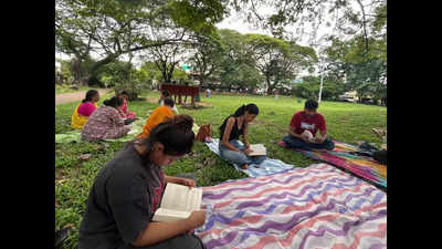 Kochi bookworms have fun in the park