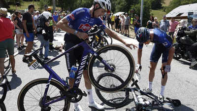 Spectator causes domino-crash at Tour de France