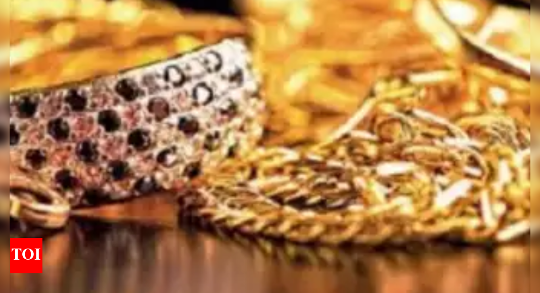employee-steals-gold-worth-rs-28l-from-bank-in-raigad-navi-mumbai