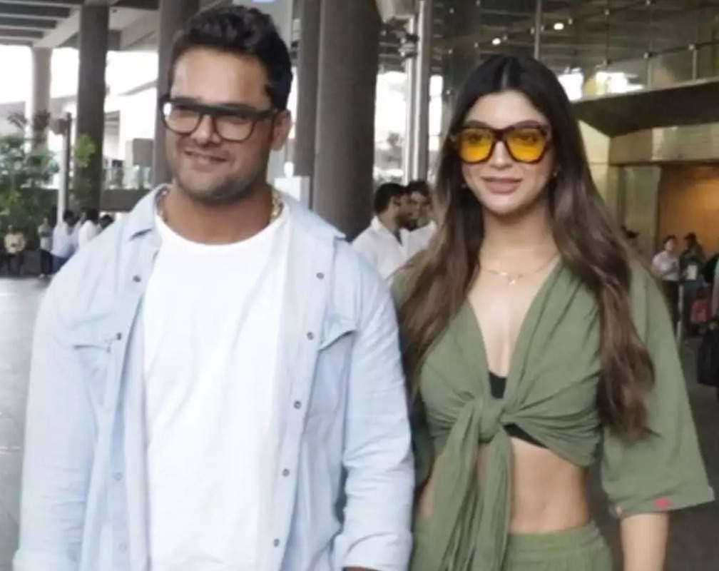 
Khesari Lal Yadav and Akanksha Puri spotted together at airport
