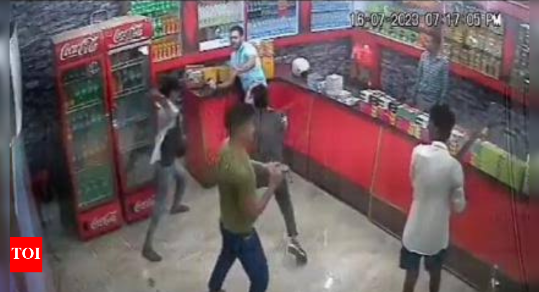 Delhi tourist assaulted by a group of men armed with rods and batons, five arrested | Agra News
