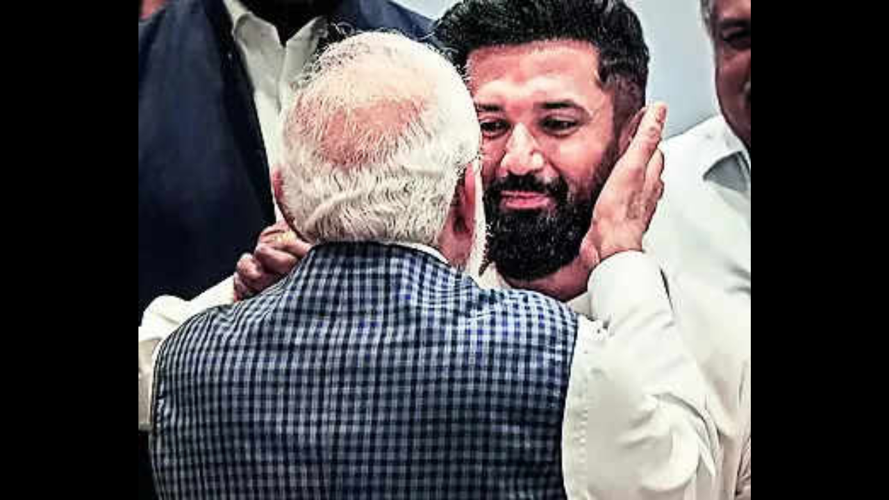 Chirag Paswan gets PM Modi's hug, firm on Hajipur seat | Patna News ...