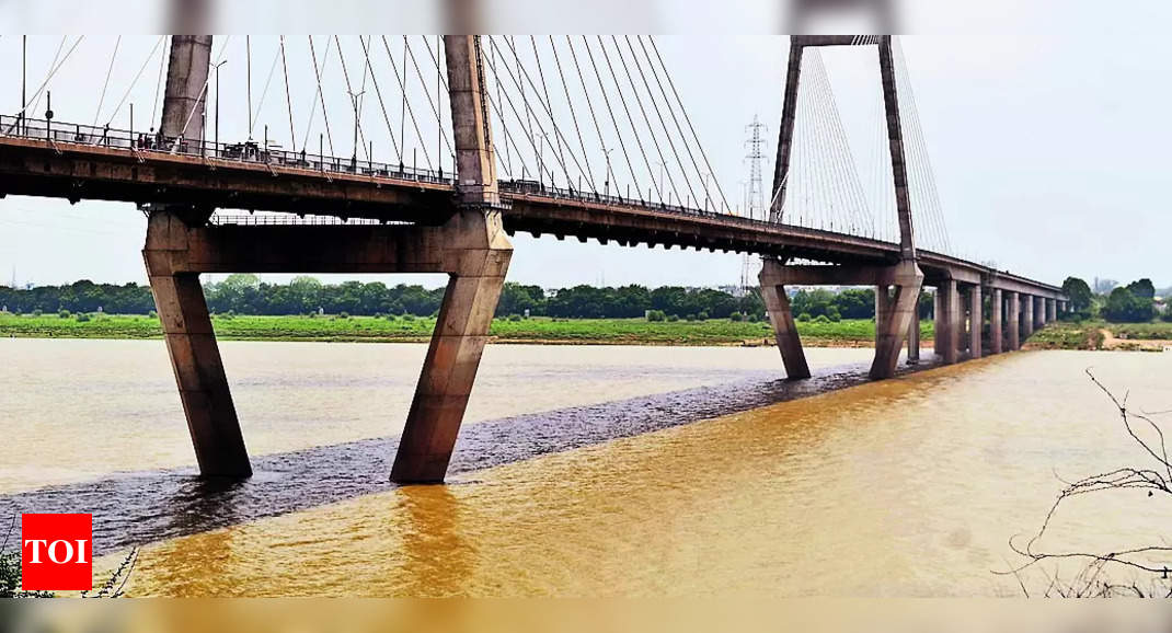 Ganga & Yamuna Rising Slowly, Flowing 6m Below Danger Mark | Allahabad ...