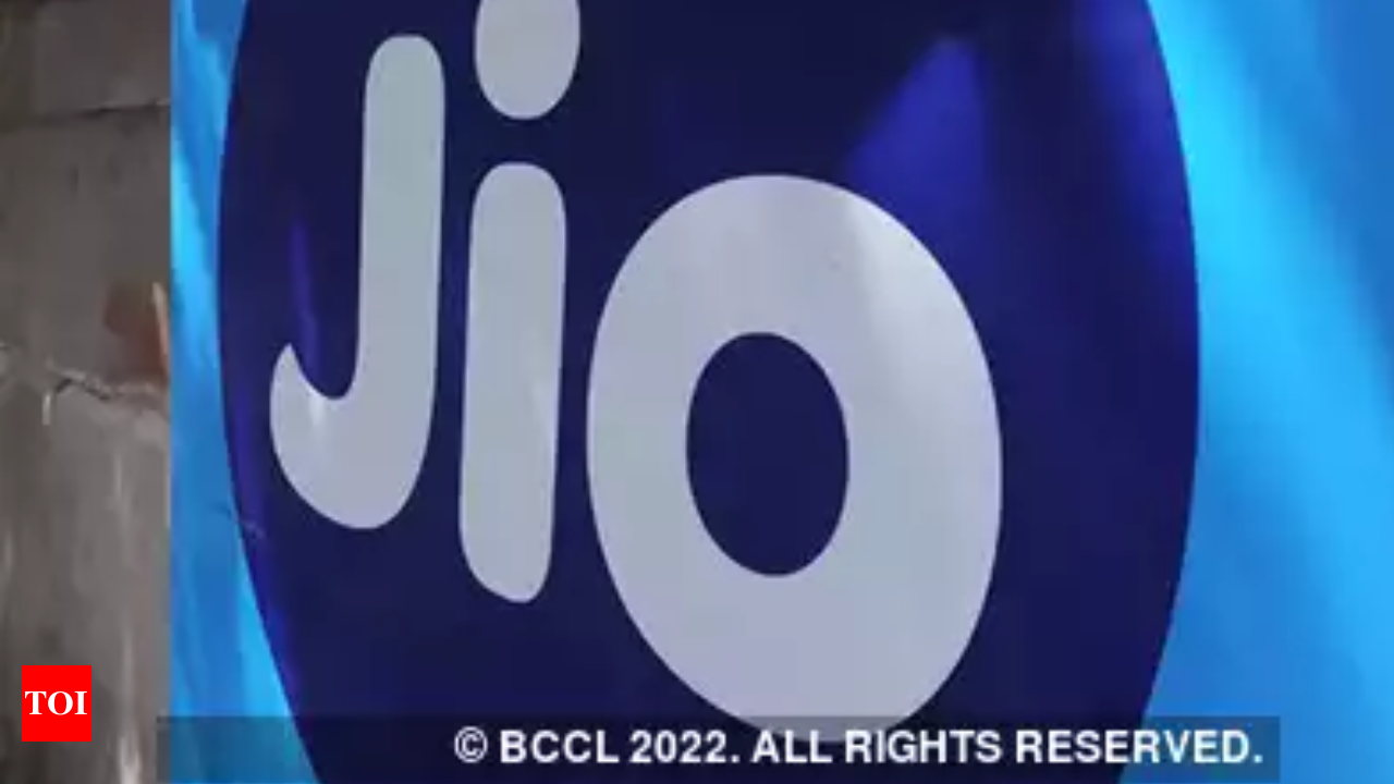 Jio announces 'Happy New Year' offer: Get unlimited services on recharge of  Rs 2,020