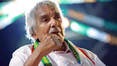 'Of the people, for the people, by the people': Shashi Tharoor writes about Oommen Chandy