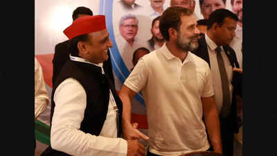 Samajwadi Party & Congress go ‘hand in hand’ at opposition ‘Bengaluru Andolan’