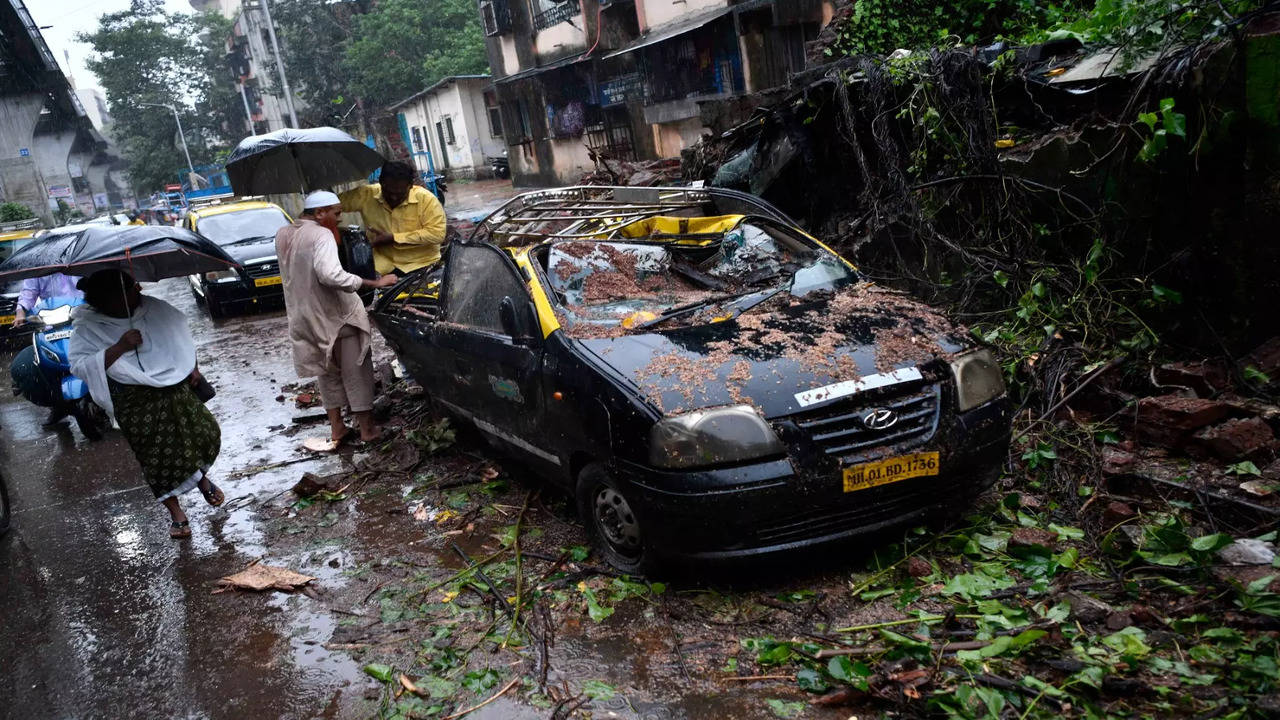 Heavy downpour throws life in Vasai – Virar off track