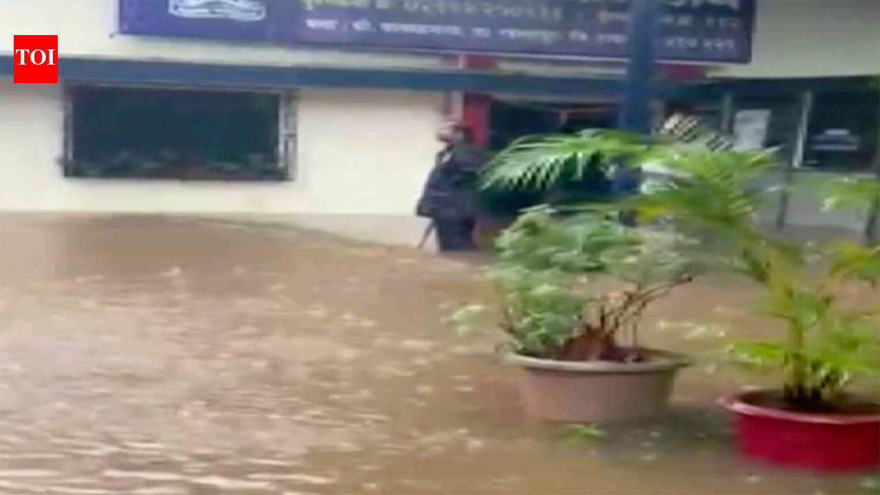 Maharashtra: Rasayani Police Station in Maharashtra waterlogged due to ...