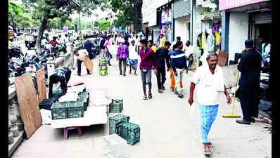 MCC officials direct street vendors to clear footpaths