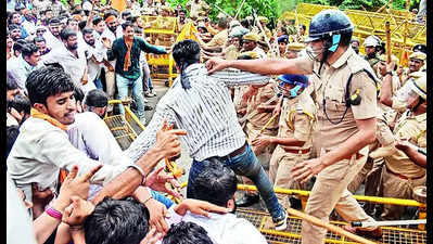 Cops cane protesting members of BJP youth wing near RPSC office in Ajmer