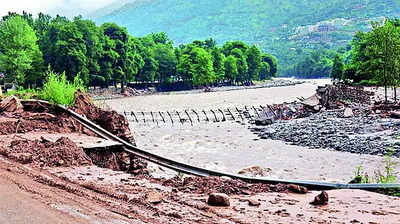 Gadkari assures ₹300cr to rebuild bridges: HP minister