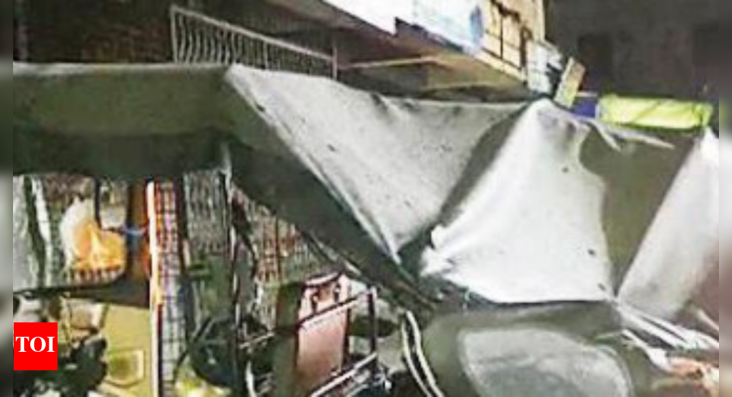 Maharashtra: Playing hide-&-seek, boy falls 6 floors, lands on auto ...