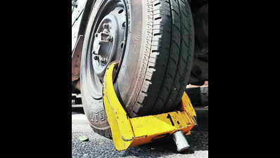 2 held for attacking traffic police who clamped their car