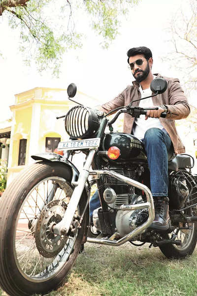 Royal Enfield Photoshoot Poses For Boys l Photoshoot With Bullet Bikes/  StyleBike Pose#ROYALENFIELD - YouTube